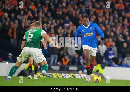 Glasgow, Großbritannien. 21st. November 2021. Das Halbfinale des Premier Sports Cup fand zwischen dem Rangers FC und dem Hibernian FC im Hampden Park Stadium in Glasgow statt. Der Gewinner wird im Finale am 19th. Dezember den Celtic FC spielen. Als Endergebnis gewann Hibernian mit 3 Toren auf 1. Kredit: Findlay/Alamy Live Nachrichten Stockfoto