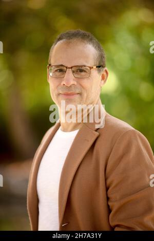 Außenportrait eines 50 Jahre alten kaukasischen Mannes mit Brille und Jacke, der die Kamera anschaut Stockfoto