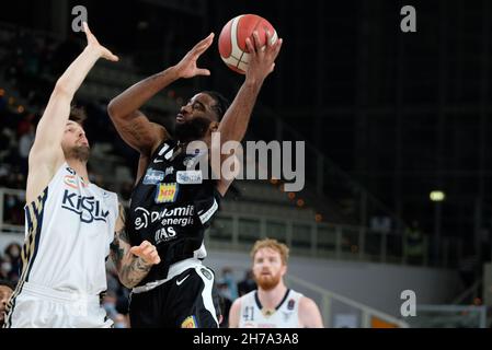 Trient, Italien. 21st. November 2021. Desonta Bradford - Aquila Basket Dolomiti Trentino Energia in Aktion. Während Dolomiti Energia Trentino vs Fortitudo Bologna, Italienischer Basketball Eine Serie Meisterschaft in Trient, Italien, November 21 2021 Quelle: Independent Photo Agency/Alamy Live News Stockfoto