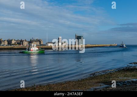 Aberdeen Harbour, Schottland, Großbritannien, 20th. Oktober 2020. Aberdeen Hafeneingang mit dem alten Roundhouse und Marine Operations Center. Stockfoto