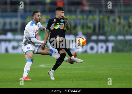 Mailand, Italien. 21st. November 2021. Amir Rrahmani vom SSC Napoli und Joaquin Correa vom FC Internazionale kämpfen während des Serie A-Spiels zwischen dem FC Internazionale und dem SSC Napoli im Stadio Giuseppe Meazza am 21. November 2021 in Mailand, Italien. Quelle: Marco Canoniero/Alamy Live News Stockfoto