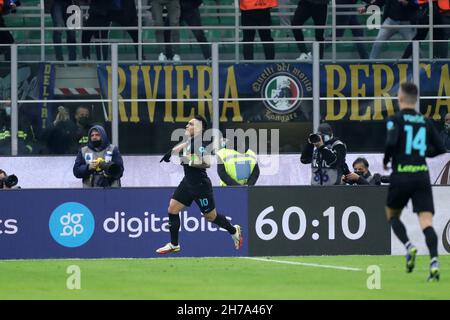 Mailand, Italien. 21st. November 2021. Lautaro Martinez vom FC Internazionale die Serie Ein Spiel zwischen dem FC Internazionale und dem SSC Napoli im Stadio Giuseppe Meazza am 21. November 2021 in Mailand, Italien. Quelle: Marco Canoniero/Alamy Live News Stockfoto