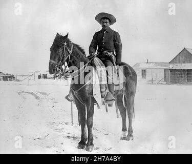 Buffalo Soldier - ein afro-amerikanischer Korporal, in der Denver Cavalry 9th. Schnee bedeckt den Boden Stockfoto