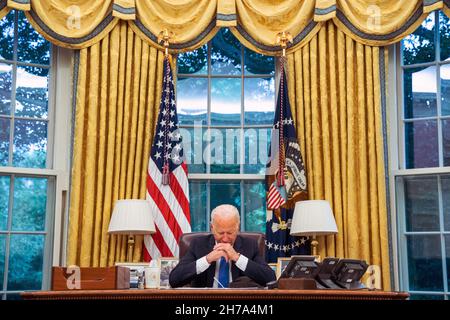 WASHINGTON DC, USA - 19. August 2021 - US-Präsident Joe Biden telefoniert am Donnerstag, den 19. August 2021, mit dem französischen Präsidenten Emmanuel Macron Stockfoto