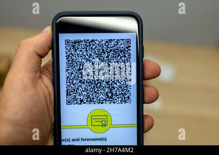 EU-Zertifikat für digitalen grünen Pass auf dem Mobiltelefon Stockfoto