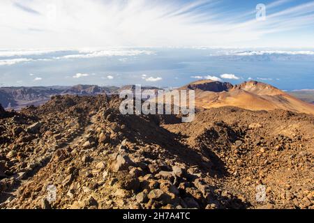 Krater des Pico Viejo vom Teide aus gesehen. Teide-Nationalpark, Teneriffa, Kanarische Inseln, Spanien. Stockfoto