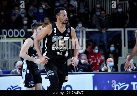 Trient, Italien. 21st. November 2021. Jonathan Williams (Dolomiti energia Trentino) während der Dolomiti Energia Trentino gegen Fortitudo Kigili Bologna, Italienischer Basketball A Serie Championship in Trient, Italien, November 21 2021 Quelle: Independent Photo Agency/Alamy Live News Stockfoto