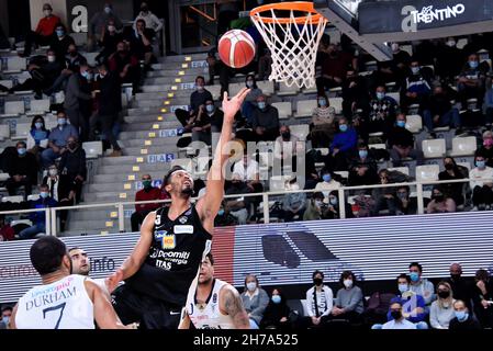 Trient, Italien. 21st. November 2021. Jonathan Williams (Dolomiti energia Trentino) während der Dolomiti Energia Trentino gegen Fortitudo Kigili Bologna, Italienischer Basketball A Serie Championship in Trient, Italien, November 21 2021 Quelle: Independent Photo Agency/Alamy Live News Stockfoto