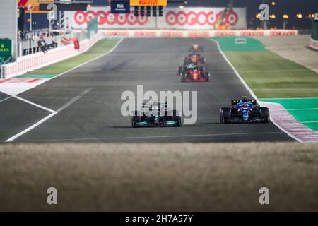 77 BOTTAS Valtteri (FIN), Mercedes AMG F1 GP W12 E Performance, 31 OCON Esteban (Fra), Alpine F1 A521, Aktion während des Formel 1 Ooredoo Qatar Grand Prix 2021, 20th Lauf der FIA Formel 1 Weltmeisterschaft 2021 vom 19. Bis 21. November 2021 auf dem Losail International Circuit, In Lusail, Katar - Foto: Florent Gooden/DPPI/LiveMedia Stockfoto