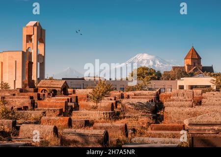 Malerischer Blick auf den berühmten Berg Ararat und die Kirche St. Gayane im Vordergrund. Reisen und Sehenswürdigkeiten in Armenien Stockfoto