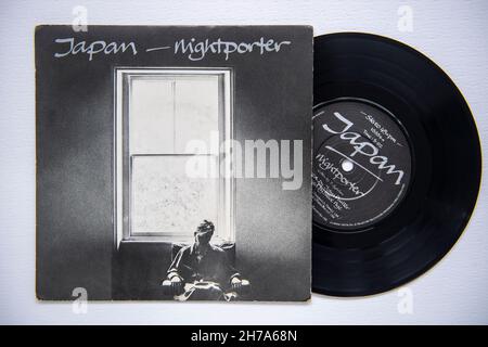 Bildercover und Vinyl der 7-Zoll-Single-Version von Nightporter der britischen Band Japan, die 1982 veröffentlicht wurde Stockfoto