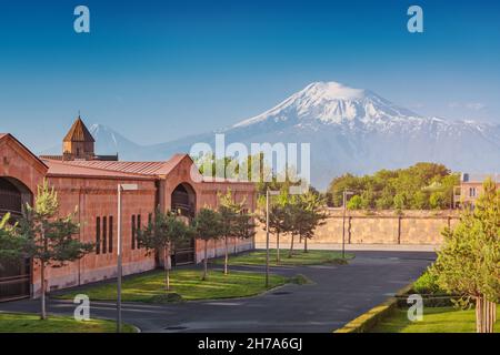 Malerischer Blick auf den berühmten Berg Ararat und das Gebäude des Etchmiadzin Komplexes im Vordergrund. Reisen und Sehenswürdigkeiten in Armenien Stockfoto