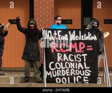 Halifax, Nova Scotia, Kanada. 21st. November 2021. Lokale Aborigine-Gemeinschaften versammeln sich vor der RCMP-Abteilung von Halifax, um gegen die Anwesenheit und Intervention des RCMP auf dem Gebiet Wet'suwet'en in British Columbia zu protestieren. Der anhaltende Streit gegen den Bau der Coastal GasLink (CGL)-Pipeline, die sie sagen, keine Zustimmung zur Durchquerung des Wet'suwet'en-Territoriums hat. Kredit: Meanderingemu/Alamy Live Nachrichten Stockfoto