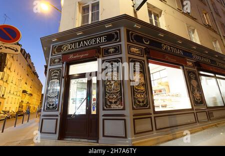 Die Vintage-Bäckerei und -Konditorei befindet sich im 10th. Bezirk von Paris in der berühmten Parmentier Avenue bei Nacht. Stockfoto