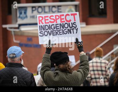 Halifax, Nova Scotia, Kanada. 21st. November 2021. Lokale Aborigine-Gemeinschaften versammeln sich vor der RCMP-Abteilung von Halifax, um gegen die Anwesenheit und Intervention des RCMP auf dem Gebiet Wet'suwet'en in British Columbia zu protestieren. Der anhaltende Streit gegen den Bau der Coastal GasLink (CGL)-Pipeline, die sie sagen, keine Zustimmung zur Durchquerung des Wet'suwet'en-Territoriums hat. Kredit: Meanderingemu/Alamy Live Nachrichten Stockfoto