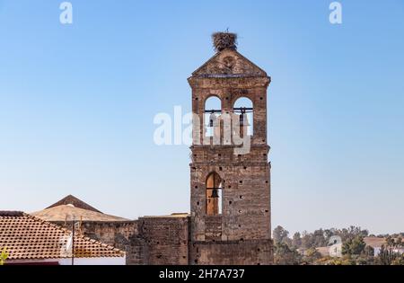 Glockenturm der Kirche Santa María de la Granada in Niebla, Huelva, Spanien