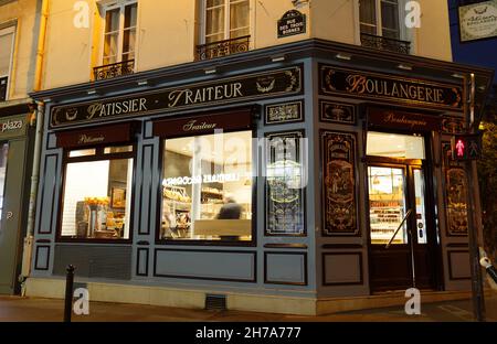 Die Vintage-Bäckerei und -Konditorei befindet sich im 10th. Bezirk von Paris in der berühmten Parmentier Avenue bei Nacht. Stockfoto