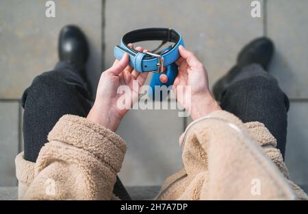 Zerbrochen von Trauer, die weibliche Hündin, die die Besitzerin mit dem schönen Halsband hält und tief über den Verlust von Tieren weint. Home Haustiere Verwandten und Liebe Konzept. Stockfoto