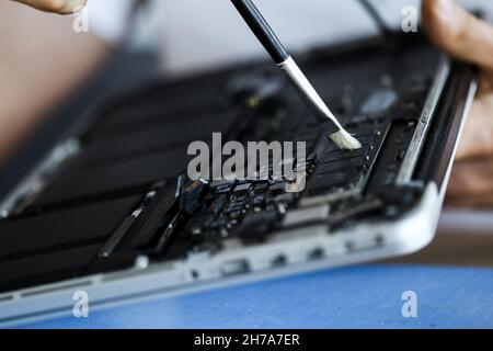 Computer-Reparatur-Konzept Close-up view.Hardware. Clearing Notebook Stockfoto