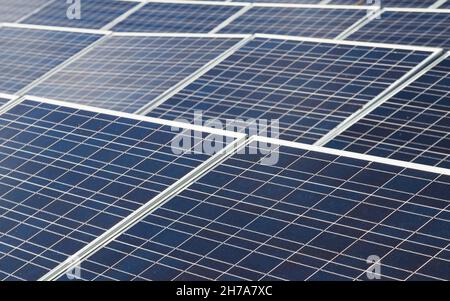 Nahaufnahme von Sonnenkollektoren unter hellem Himmel im November 2021 in der Nähe von Neston in der Stadt. Stockfoto
