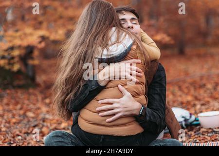 Junges, romantisches Paar in enger Umarmung im Wald. Herbstzeit Stockfoto