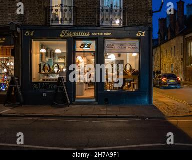 Das Äußere des Fitzbillies-Cafés befindet sich in der Trumpington Street 51 – 52 in der Stadt Cambridge. Aufgenommen am frühen Abend, 2021. November. Stockfoto