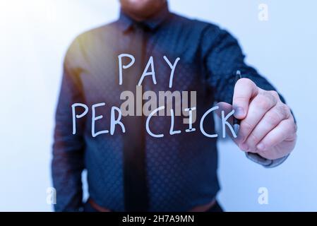 Textüberschrift mit „Pay per Click“. Wort für Internet-Marketing, bei dem die Zahlung auf Clickthroughs basiert, die neue Pläne und Ideen präsentieren Stockfoto