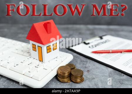 Schild mit „Follow Me“-Frage. Konzept bedeutet gehen oder kommen nach Person oder Sache voran Sparens Geld für Ein nagelneues Haus, Abstract Stockfoto