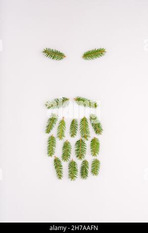 Eine vertikale Draufsicht auf ein kreatives Konzept eines abstrakten menschlichen Gesichts aus Nadelästen Stockfoto