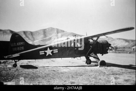 Ein Foto eines De Havilland Canada DHC-2 L-20 Beaver der United States Army, Seriennummer 51-16826, aufgenommen auf der Airstrip A-33 in Südkorea, während des Koreakrieges, 1953 oder 1954. Stockfoto