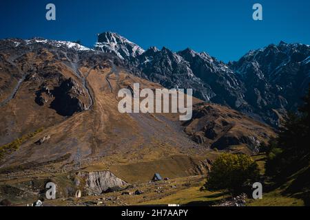 Eine schöne Landschaft des Kaukasus-Gebirges, Kazbek-Gebirge in Georgien Stockfoto