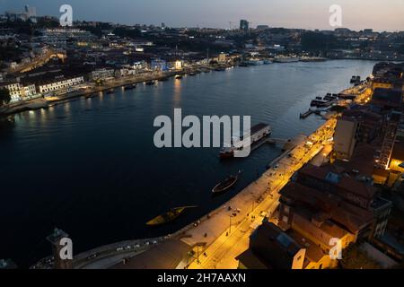 Blick auf den Douro von der Dom Luís I Brücke im historischen Viertel Ribeira in Porto, Portugal. Stockfoto