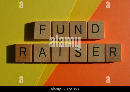 Fund Raiser, Wörter in Holzbuchstaben isoliert auf hellgelben und orangen Hintergrund Stockfoto