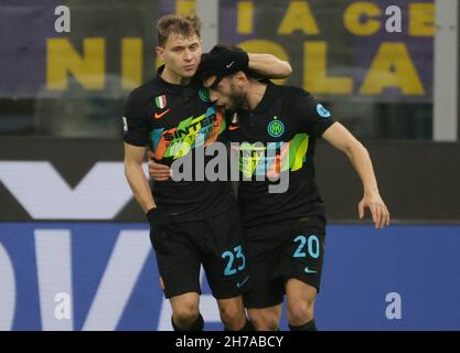 San Siro Stadium, Mailand, Italien. 21st. November 2021. Serie A Fußball Liga, Inter Mailand gegen Neapel; Hakan Calhanoglu von Inter feiert nach einem Tor für 1 - 1 in der 25th Minute Credit: Action Plus Sports/Alamy Live News Stockfoto