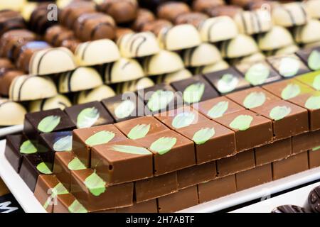 Auswahl an handgefertigten Schokoladen-Bonbons. Exklusive Süßigkeiten. Stockfoto