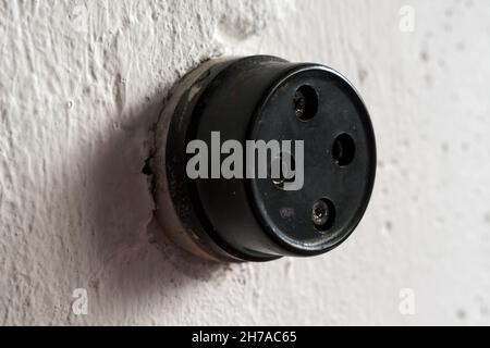 Retro-Buchse für den Anschluss eines Radios an einer weißen Wand. Nahaufnahme. Stockfoto