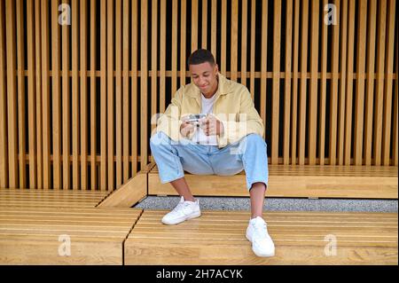 Männlicher Fotograf, der die Kamera in den Händen hält Stockfoto