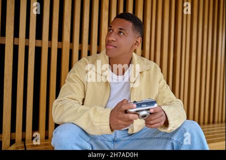 Junge, gutaussehende Fotografin, die zufrieden ist Stockfoto