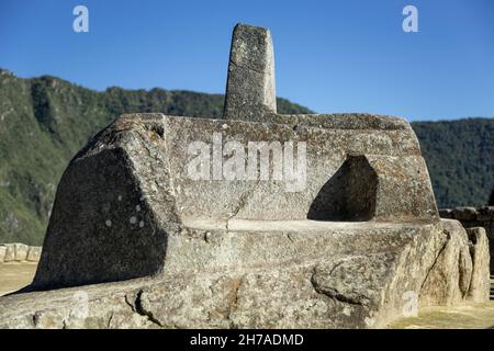 Intihuatana Rock (Hitching Post of the Sun), Machu Picchu Inka Ruinen, in der Nähe von Machu Picchu Pueblo (aka Aguas Calientes), Cusco, Peru Stockfoto