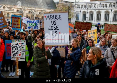 London, Großbritannien. 21st. November 2021. Mitglieder der Öffentlichkeit sahen während der Demonstration Plakate halten. Hebammen, die im NHS arbeiten, demonstrieren im ganzen Land über die Unterbesetzung und die Unterbeschaffung, die die Mutterschaftsmitarbeiter bis zum Einbruch gestrapaziert hat. Die landesweite Mahnwache soll die Regierung bei der Überprüfung der Mittel für den Mutterschaftsdienst anrufen, da das Personal nicht in der Lage ist, die fürsorglichen und ansprechenden Mutterschaftsdienste zu erbringen, die Patienten benötigen. (Foto von Hesther Ng/SOPA Images/Sipa USA) Quelle: SIPA USA/Alamy Live News Stockfoto