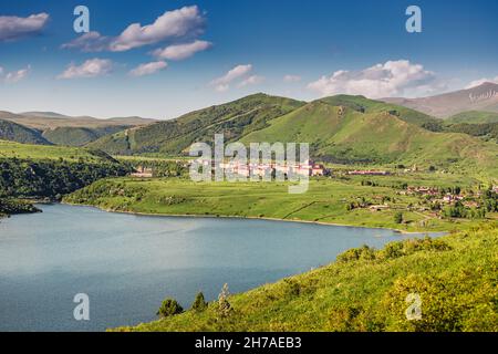 Vorstadtbereich eines berühmten Jermuk-Resorts an einem Ufer des Kechut-Stausees in Armenien, an einem ökologischen und malerischen Ort gelegen Stockfoto