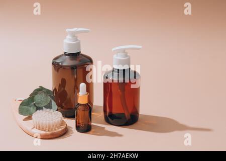 Set von natürlichen Badeannehmlichkeiten - Glasflaschen mit natürlicher Bio-Kosmetik, natürlicher Trockenbürste, Eukalyptusöl, Creme, Lotion, Unverzichtbar Stockfoto