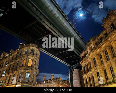 Alternativer Blick auf die Tyne-Brücke über den Fluss Tyne in Newcastle, die Newcastle und Gateshead verbindet, von unten aus über georgianischen Gebäuden Stockfoto