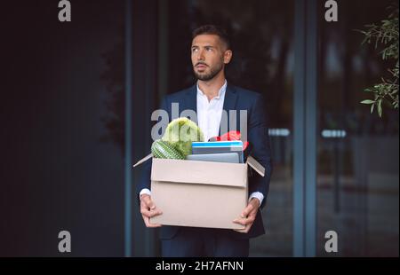 Der verärgerte Mann wurde von einem Bürojob entlassen. Büroangestellter verlor seinen Job. Entlassung aus der Arbeit oder Arbeitsplatzverlust. Stockfoto