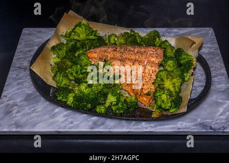 Nahaufnahme von rosa Lachs und Brokkoli im Ofen gebacken. Gesundes Lebensmittelkonzept. Schweden. Stockfoto