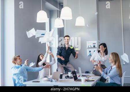 Junge Leute feiern und haben Spaß im Büro. Stockfoto