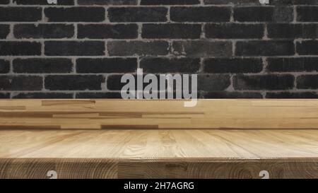 Vintage-Tisch auf dunkelschwarzen Backsteinwänden. Stockfoto