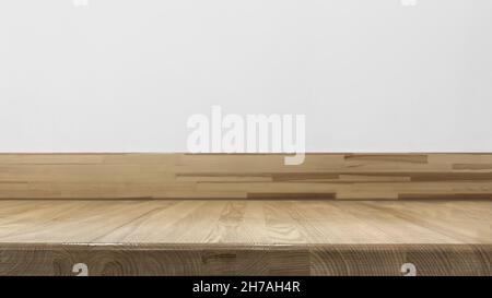 Holztisch auf weißem Wandhintergrund. Green Home Vintage-Stil. Stockfoto