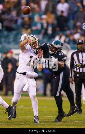 Philadelphia, Pennsylvania, USA. 21st. November 2021. New Orleans Saints Quarterback Trevor Siemian (15) wirft den Ball unter Druck von Philadelphia Eagles Defensive Tackle Javon Hargrave (97) während des NFL-Spiels zwischen den New Orleans Saints und den Philadelphia Eagles im Lincoln Financial Field in Philadelphia, Pennsylvania. Christopher Szagola/CSM/Alamy Live News Stockfoto