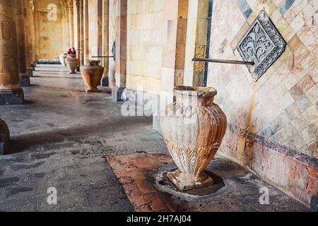 Heisses Mineralwasser in der berühmten Heilquelle in der Kurstadt Jermuk in Armenien Stockfoto